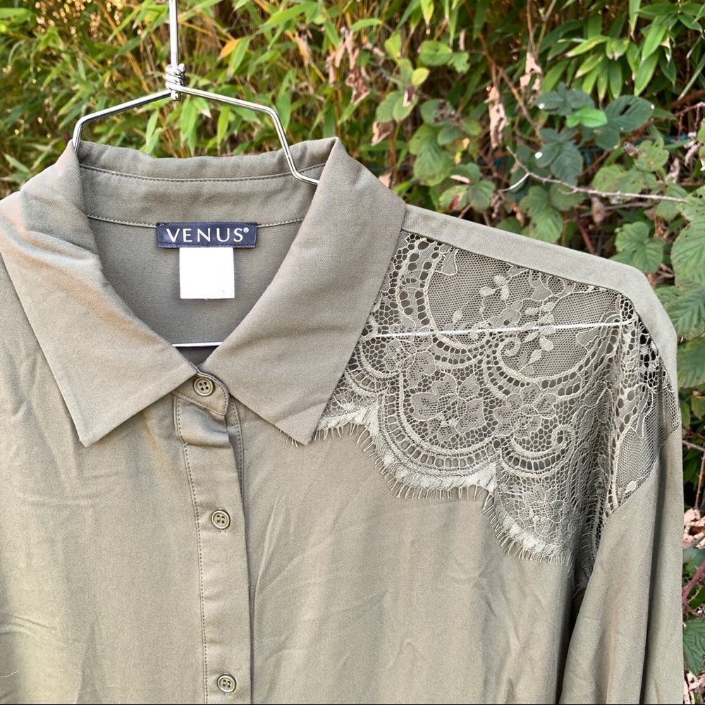 🌟 VENUS Tunic Length Button Down Shirt Size M